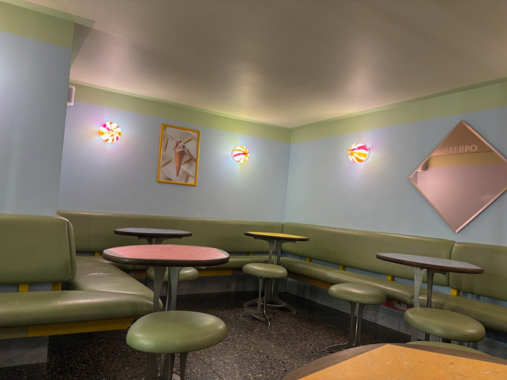 Gelupo's retro interior.